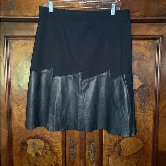 Elie Tahari Black Lamb Leather A-Line Skirt. Size 12 - Picture 2 of 7